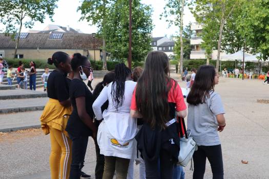 Jeunes au parc urbain pendant vive l'été