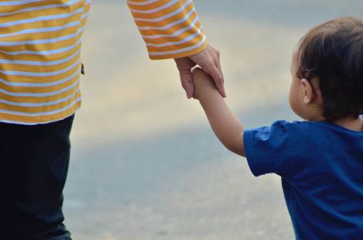 Mère enfant se tenant la main