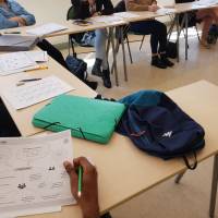 Jambes croisées des apprenants concentrés