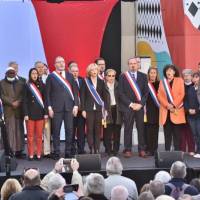 Les élus rendent hommage en chantant la Marseillaise