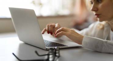 accessibilité numérique - une femme en train de cliquer sur un clavier d'ordinateur portable