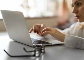 accessibilité numérique - une femme en train de cliquer sur un clavier d'ordinateur portable